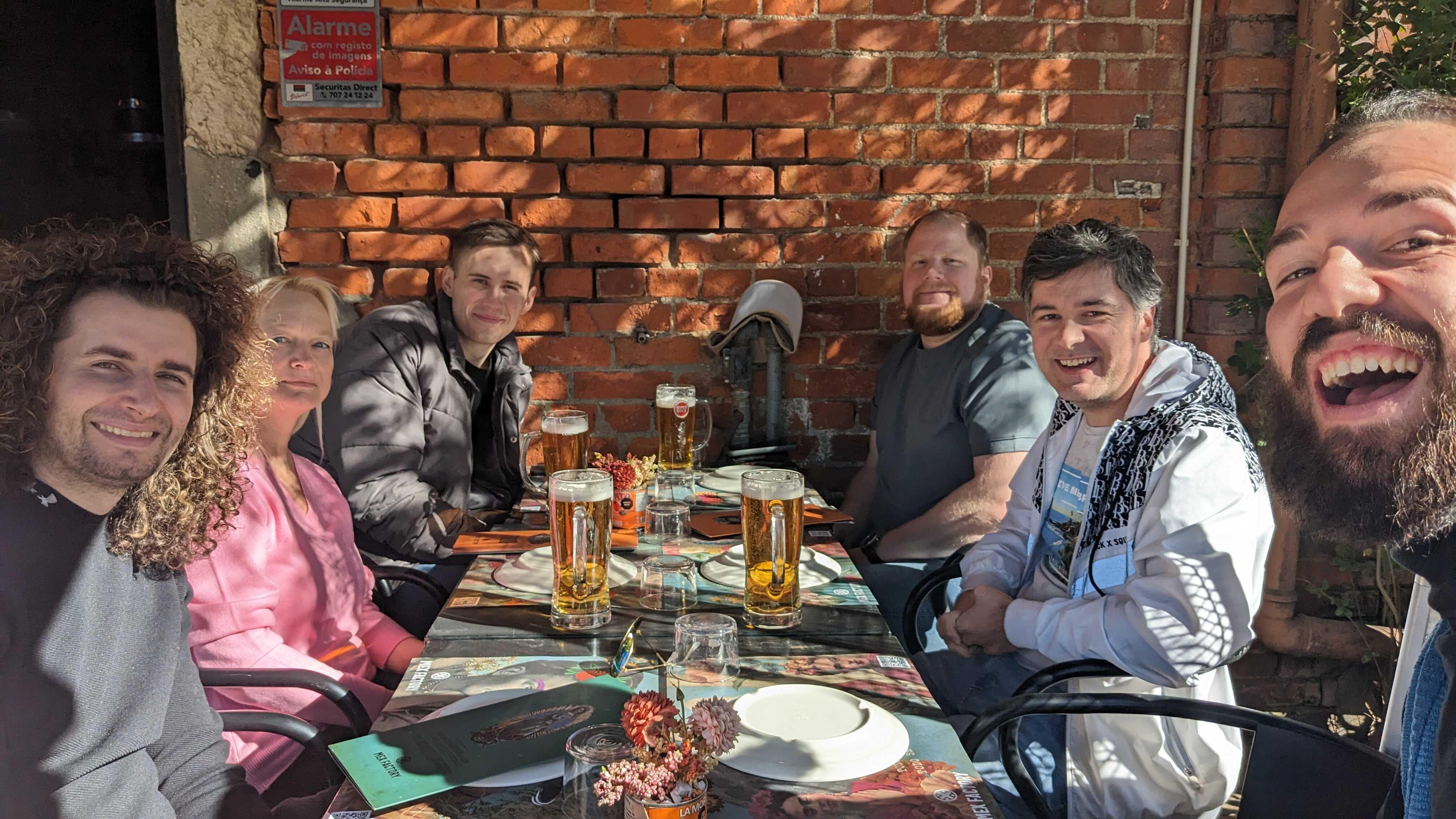 Beim Essen mit einigen freundlichen Leuten, links gelockt Philo Hermans und rechts in der Mitte Povilas Korop